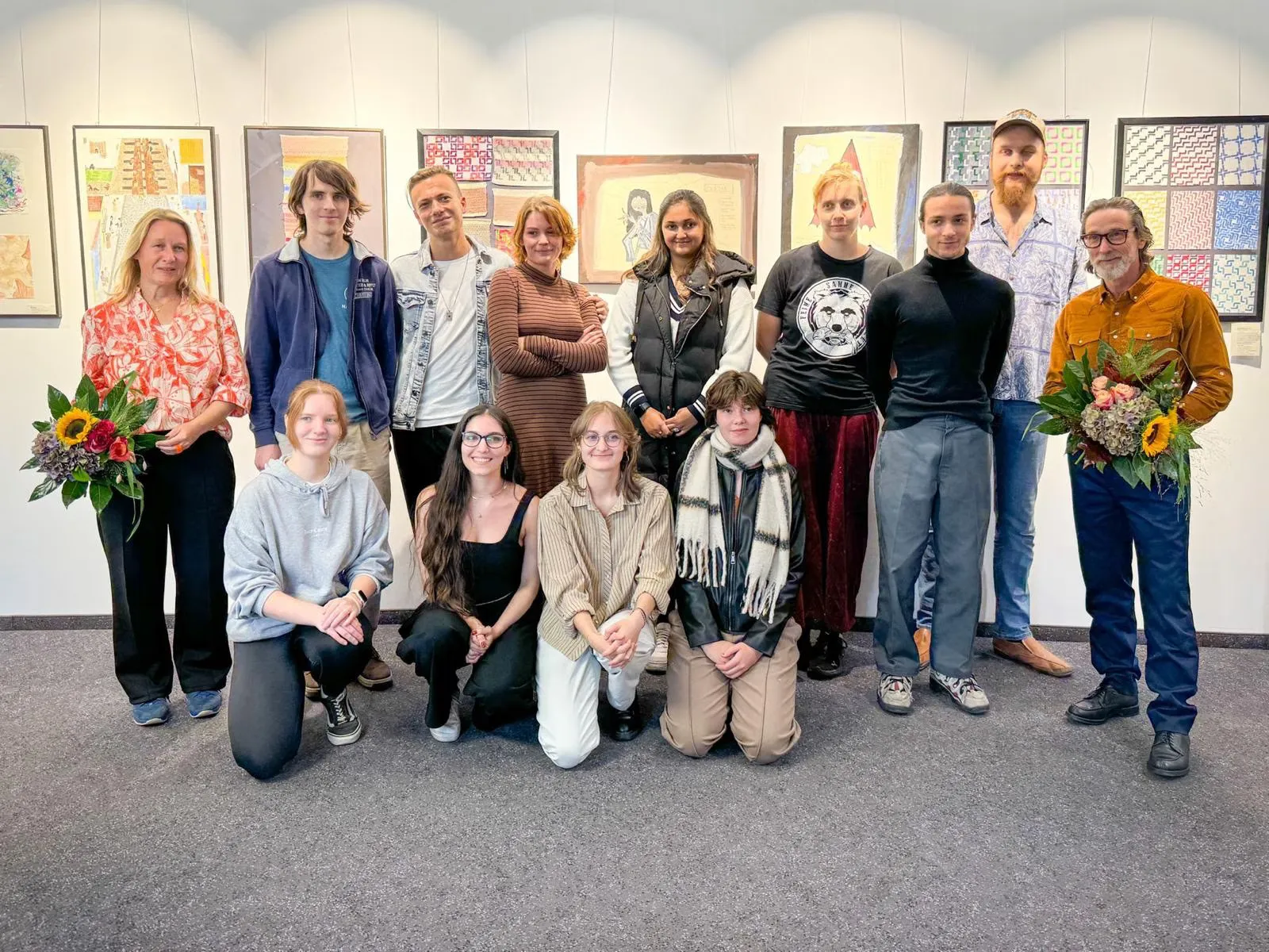 Mitlieder des Kunstclub Bayreuth e.V. bei der Vernissage der Jubiläums-Ausstellung des MWG-Kunstclubs.