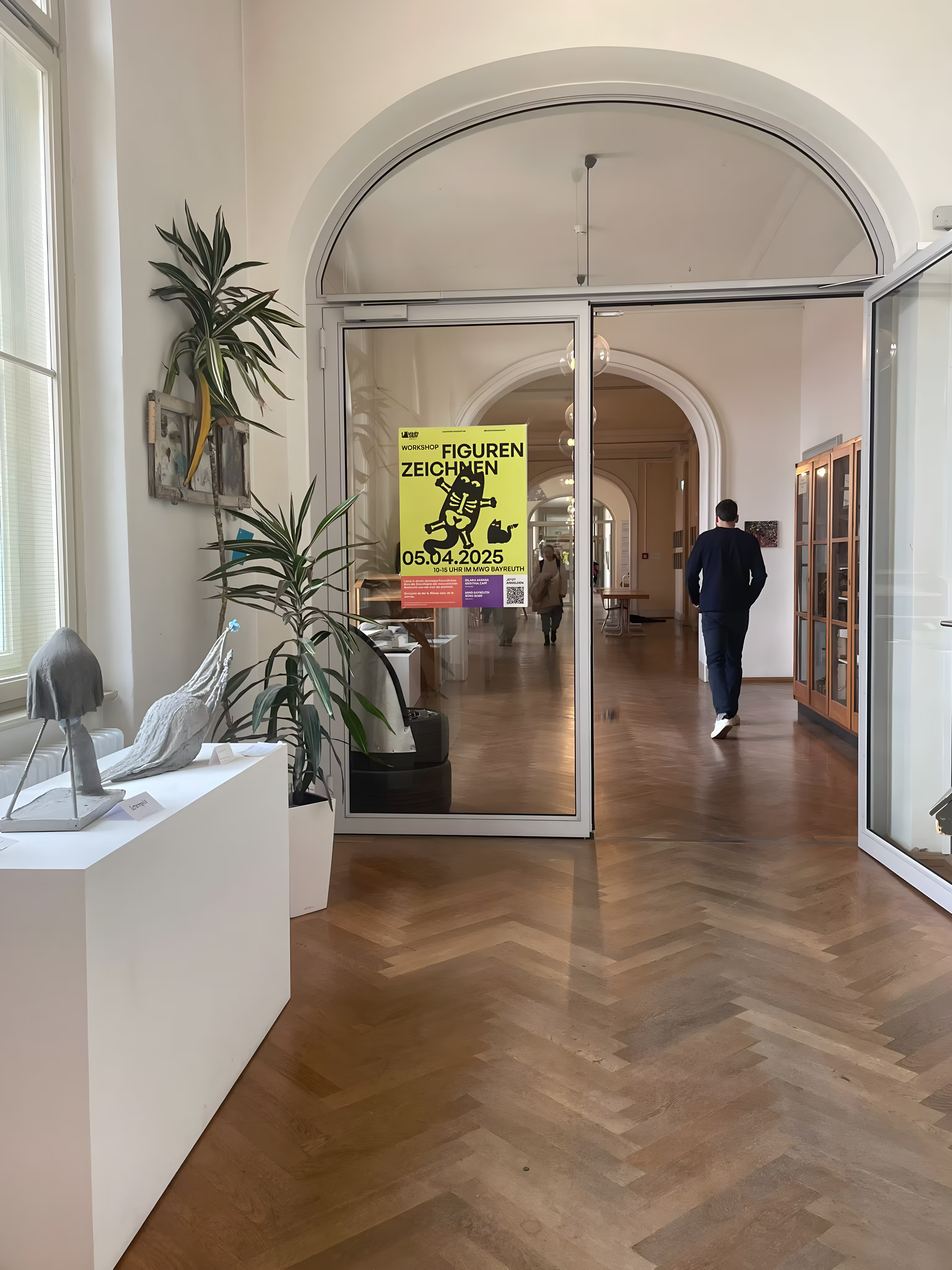 Teilnehmende des Workshops sitzen in einem Kunstsaal des MWG Bayreuth