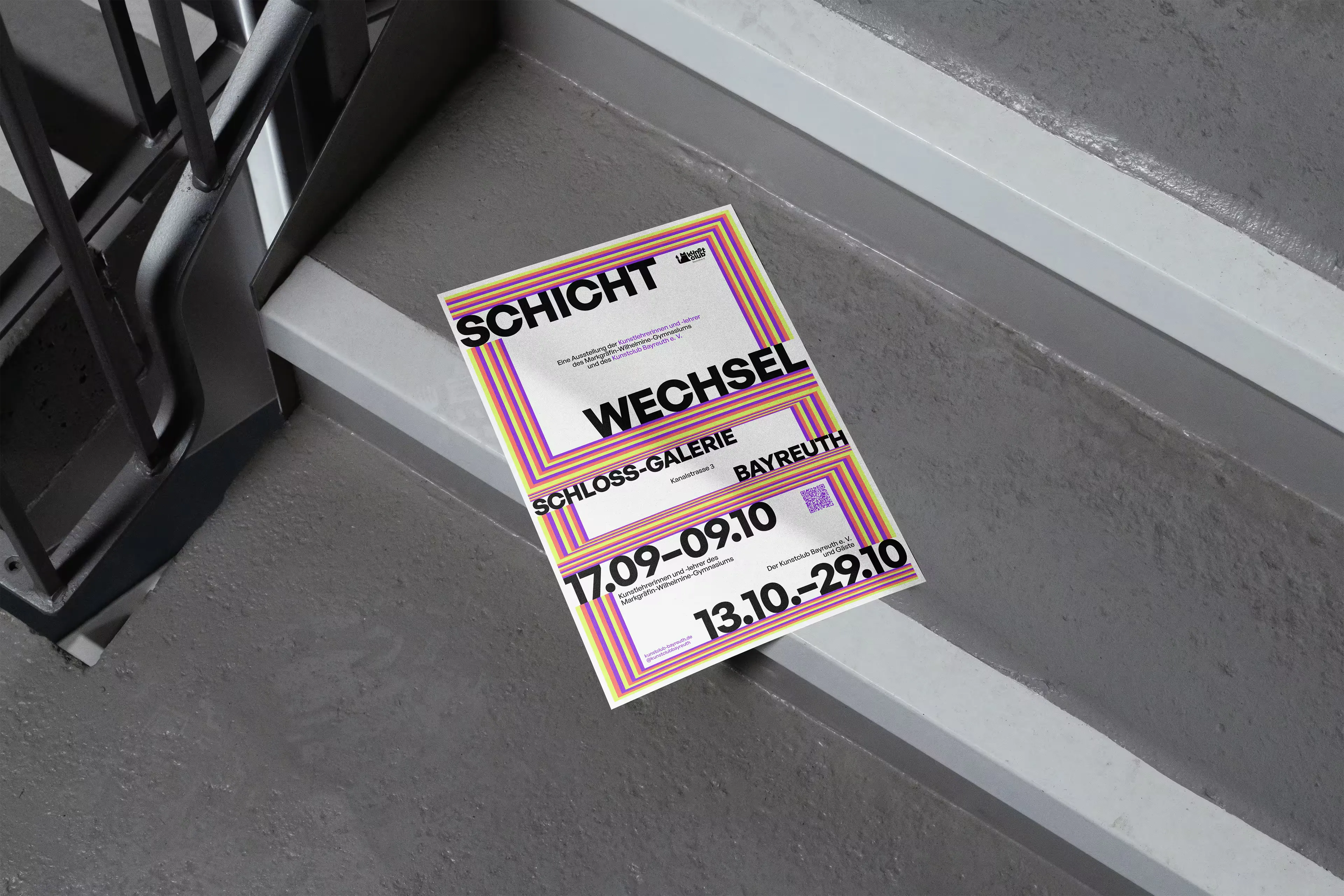 Mockup des Plakates zur Ausstellung "Schichtwechsel". Das Plakat liegt flach auf einer Treppenstufe und zeigt den Titel der Ausstellung, sowie einige Veranstaltungsdaten, umrahmt von bunt abgestuften Rechtecken.