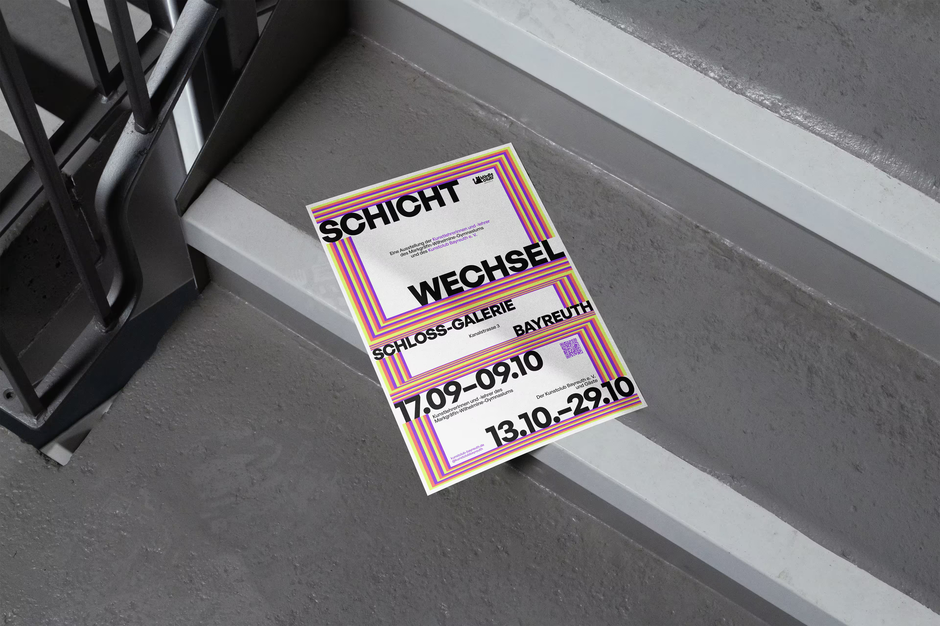 Mockup des Plakates zur Ausstellung "Schichtwechsel". Das Plakat liegt flach auf einer Treppenstufe und zeigt den Titel der Ausstellung, sowie einige Veranstaltungsdaten, umrahmt von bunt abgestuften Rechtecken.
